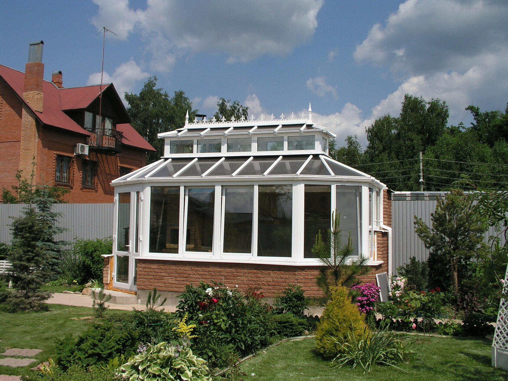 Всесезонная теплица со световым фонарем